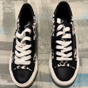 Stylish Black and White Leopard Print Women's Sneakers